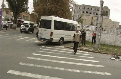 В столице на перекрестке столкнулись легковушка и микроавтобус: 3 человека попали в больницу (ФОТО)