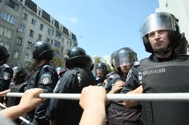 К Украинскому дому стягиваются силы спецподразделения «Беркут» 