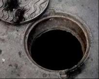В Донецке ребенок провалился в канализационный колодец