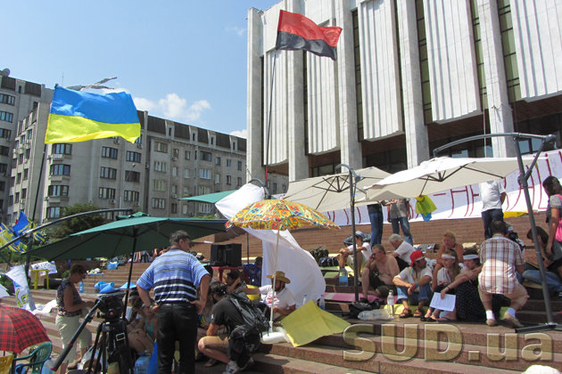 Чиновников хотят обязать говорить на украинском языке