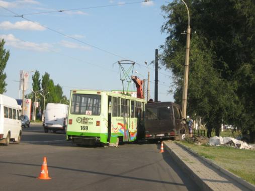 В Луганске микроавтобус влетел в трамвай. ФОТО