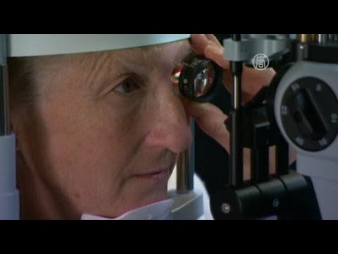 Австралийке «включили» бионический глаз