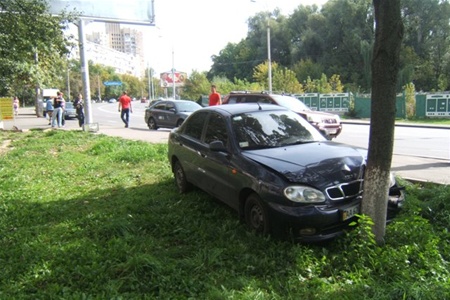 В Киеве автомобиль без водителя сбил двух пешеходов