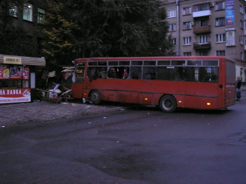 В Кривом Роге автобус снес киоск. ФОТО