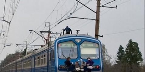 Хвастовство перед друзьями на железной дороге для парня закончилось фатально