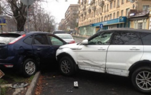 В Москве водитель Range Rover сбил девушку