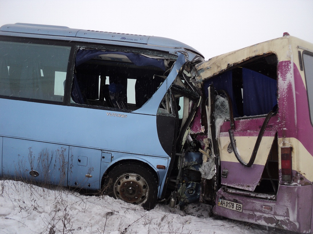 Ужасное ДТП под Мариуполем: два автобуса вылетели в кювет. ФОТО