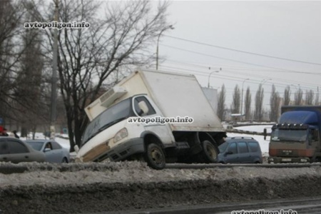 В Киеве «Газель» протаранила отбойник