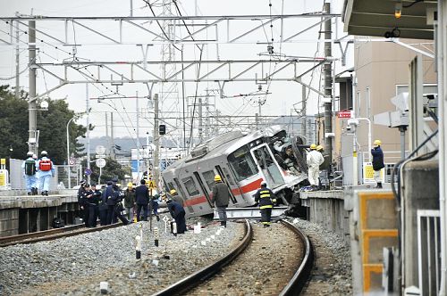 В Японии поезд протаранил платформу