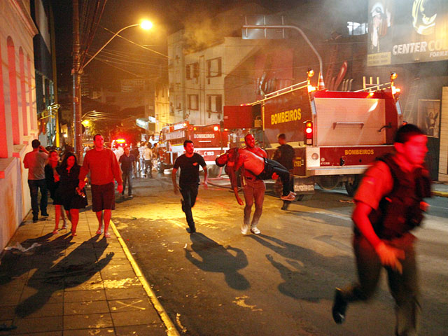 В Бразилии во время карнавала загорелась платформа: погибли четыре человека