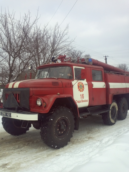 Волынская область: спасатели достали из сугроба автомобиль скорой помощи