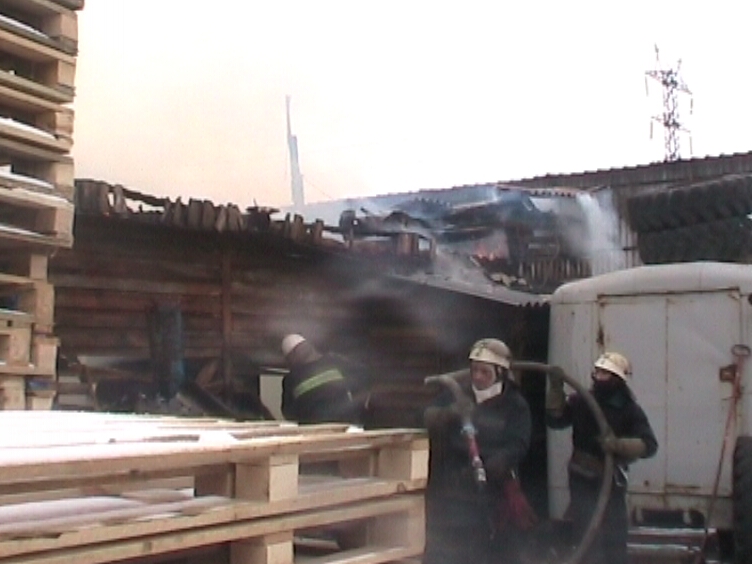 В Харькове горело деревообрабатывающее предприятие