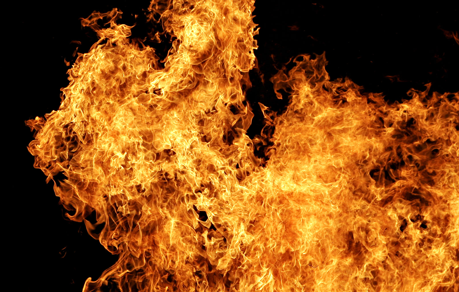 В Сумах во время пожара сгорело три авто, четыре повреждены