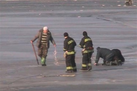 В Полтавской области 40 рыбаков унесло на льдине