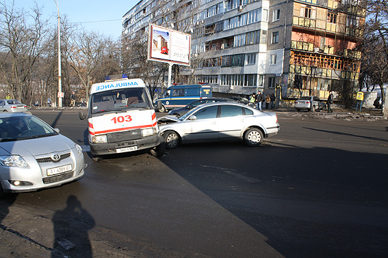 В Киеве столкнулись авто скрой помощи и милиции