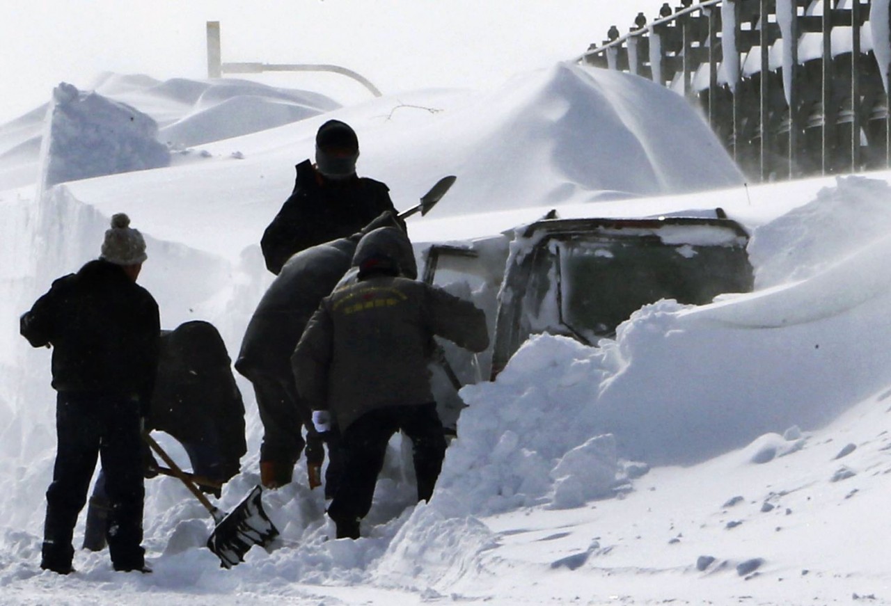 Из-за снежных заносов в Японии в собственной машине погибла женщина с тремя детьми