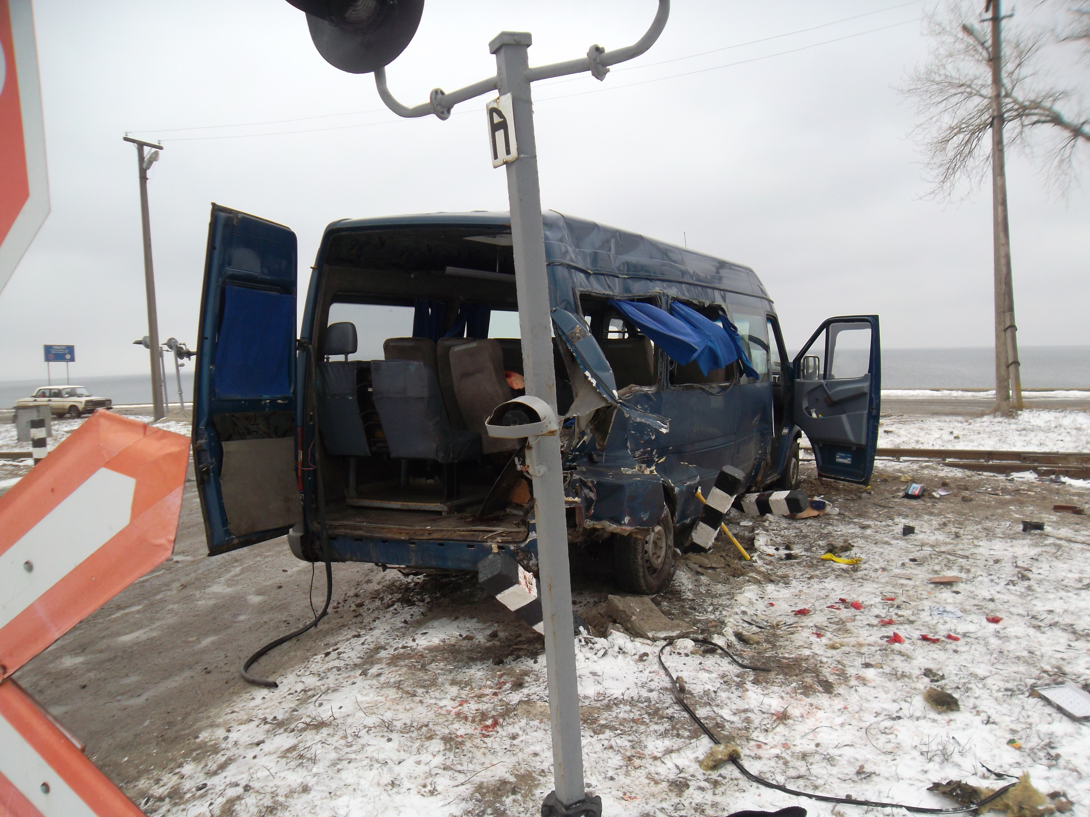 В Кировоградской области на переезде микроавтобус врезался в тепловоз