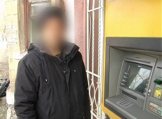В Енакиево преступники подстерегли американца возле банкомата и ограбили его