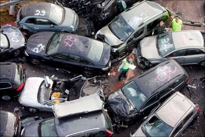 В Германии на автобане столкнулись около ста автомобилей