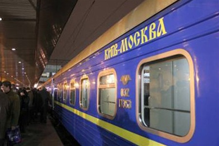 Проводник поезда «Киев-Москва» приклеил к телу 20 тысяч долларов 