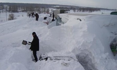 На Тернопольщине автобус с 53-ма туристами попал в снежную ловушку