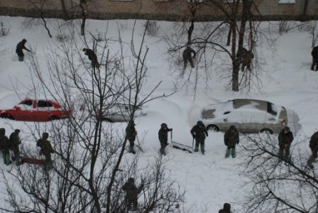 Армия с народом: военнослужащие помогают киевлянам расчищать снежные завалы. ФОТО