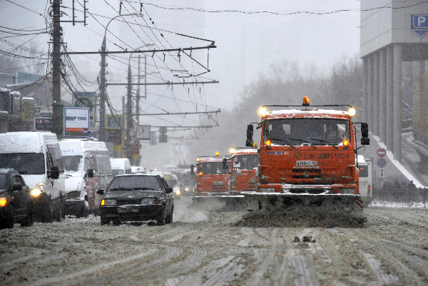 На сайте КГГА разместили фото 2012 года... российских снегоуборочных машин