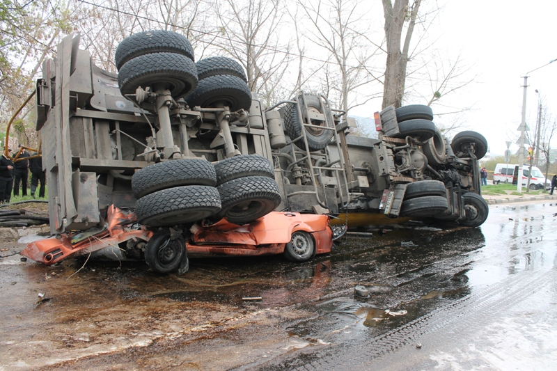В Севастополе грузовик рухнул на легковушку: погибли люди