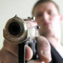 За угрозы оружием в магазине парню грозит до 7 лет лишения свободы 