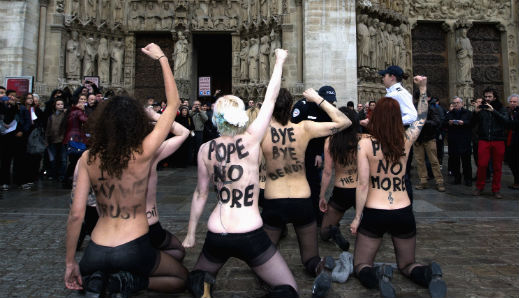 За выходку в Нотр-Дам де Пари активистки FEMEN сядут на скамью подсудимых