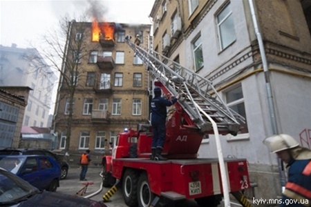 По факту пожара в жилом доме в центре Киева начато уголовное производство
