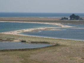 Азовское море затапливает дороги в Херсонской области