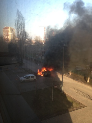 В центре Киева "Lexus" сгорел дотла.ФОТОРЕПОРТАЖ