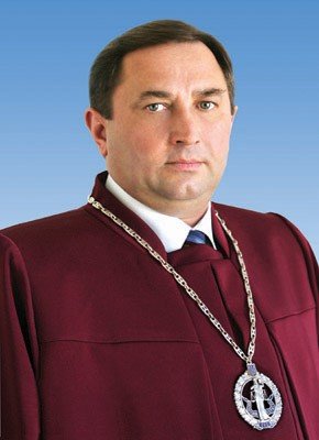 Янукович подписал указ об увольнении судьи КСУ