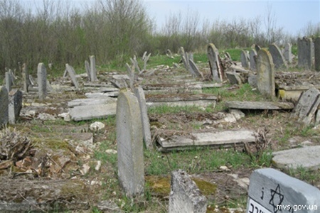В Винницкой области вандалы разгромили 66 могил