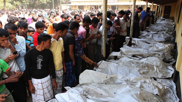 Количество жертв обрушения фабрики в Бангладеш достигло 580 человек