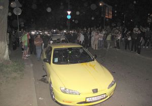 Киевляне едва не линчевали водителя, который пытался давить пешеходов на тротуаре