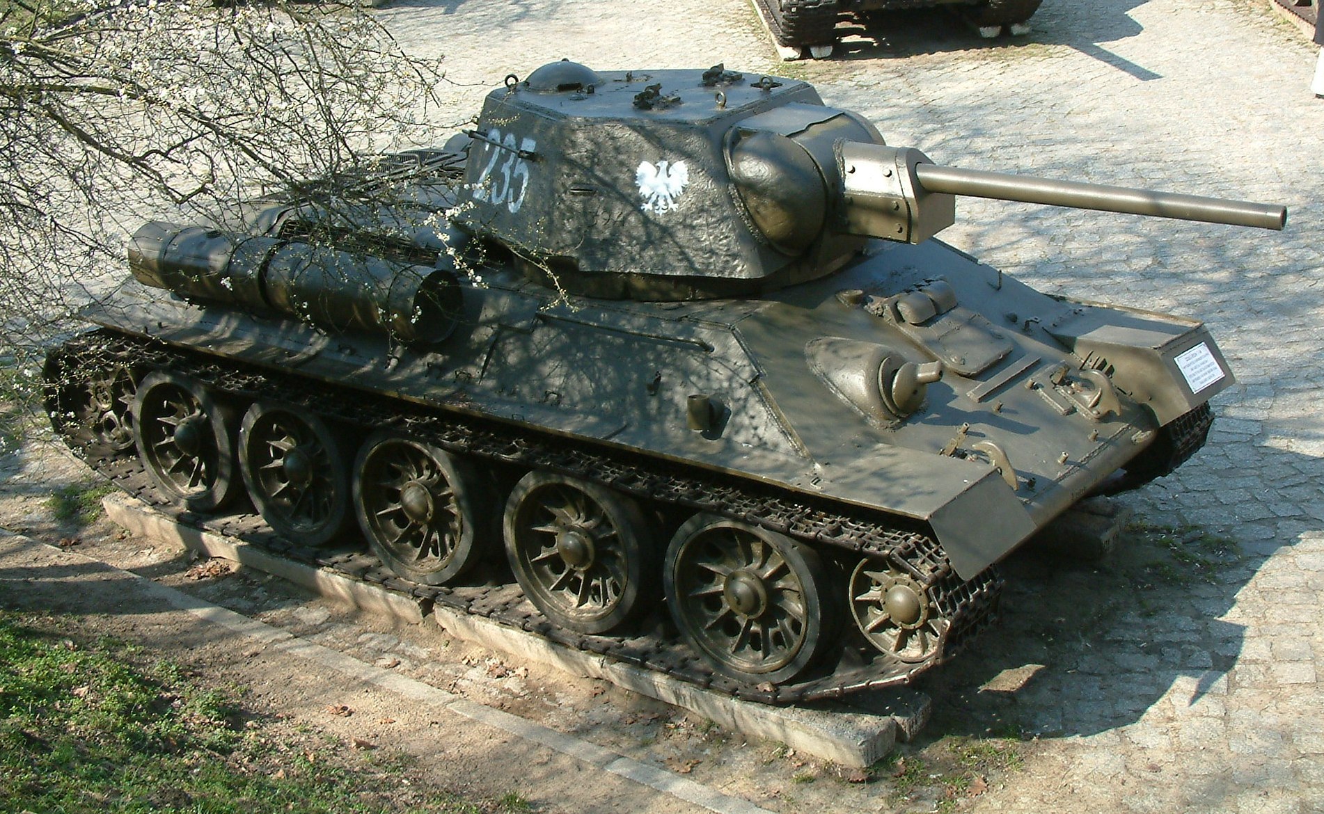 В столице сответский танк столкнулся с "Опелем"