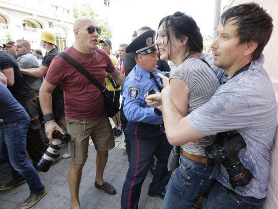 По факту избиения журналистов во время митингов в Киеве открыто уголовное производство