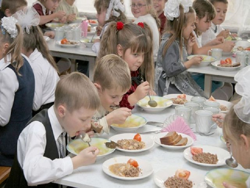 В киевских школах детей кормят просроченными продуктами