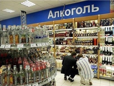 Украинцы массово пьют в запрещенных местах. ВИДЕО