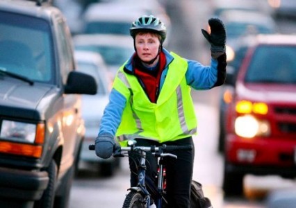 Велосипедистов заставят носить светоотражающие жилеты в темное время суток