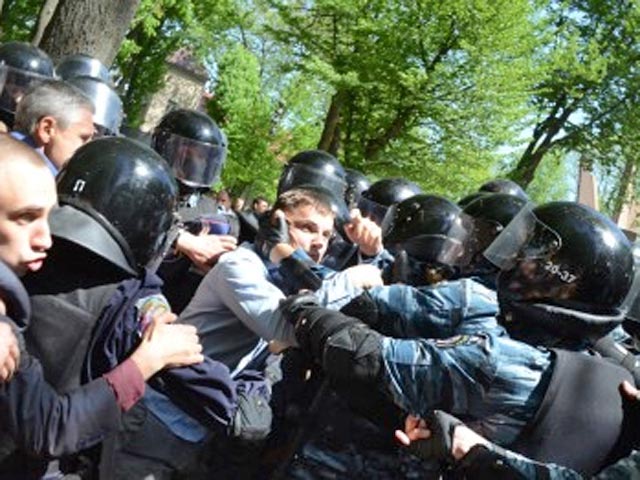 Суд дал 3 суток активистам, участвовавших в столкновениях 9 мая