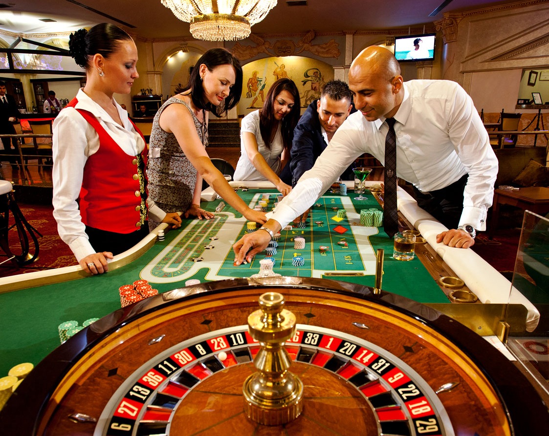 Раде предлагают разрешить казино в 5-звездочных отелях картина казаки играют в карты