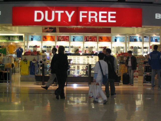 В чеки магазинов "duty free" предлагают вносить паспортные данные покупателей