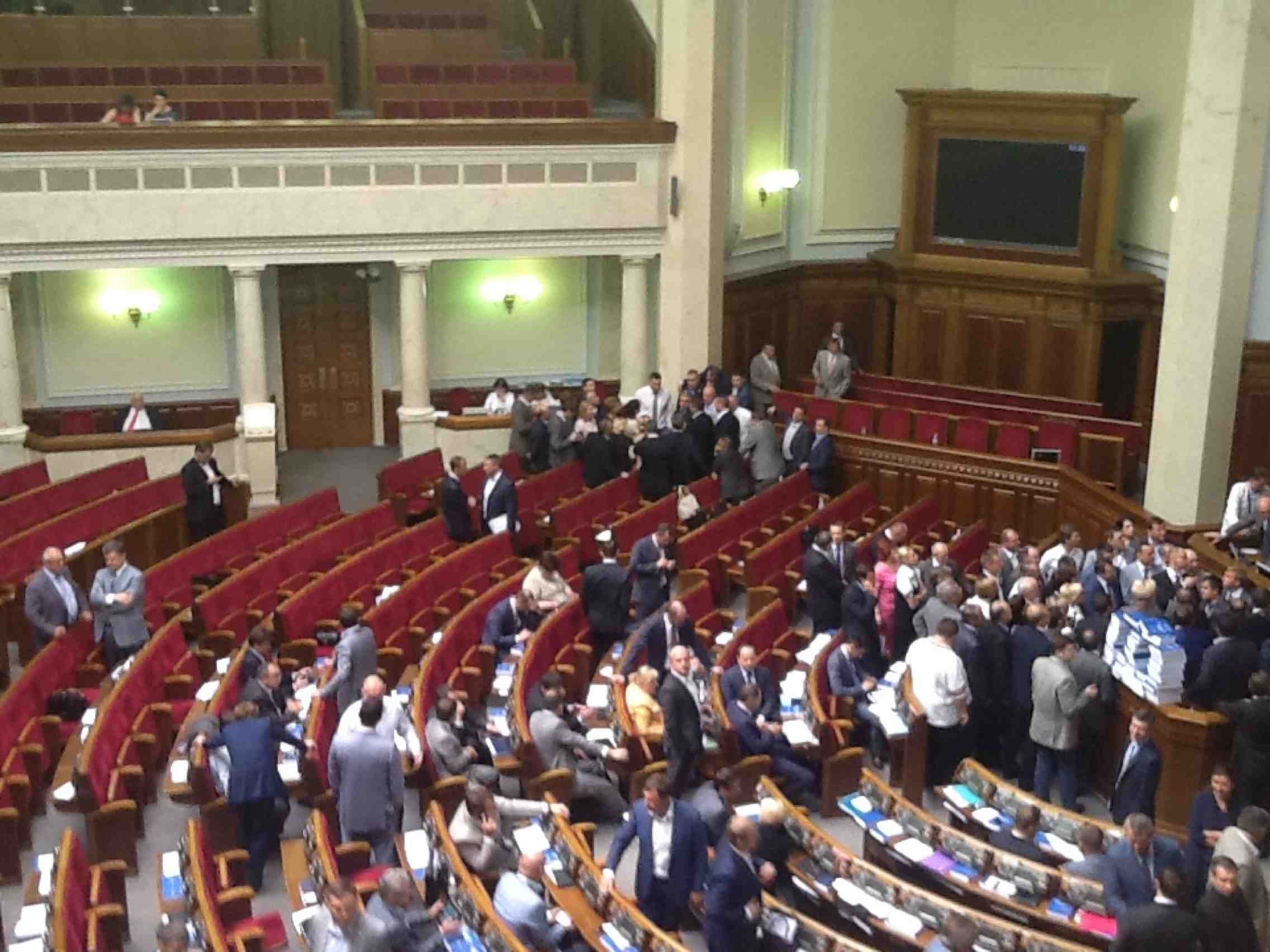 Оппозиция заблокировала трибуну парламента