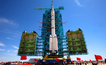 Китай запустил в космос пилотируемый корабль с экипажем