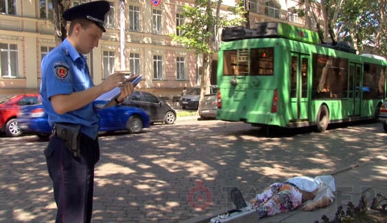 В Одессе тело мертвого мужчины пролежало 2 часа посреди улицы