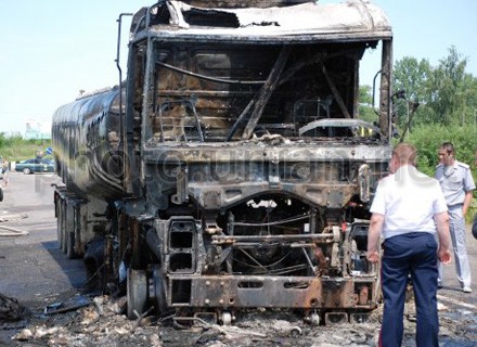 На трассе Киев-Чоп сгорел грузовик с химикатами