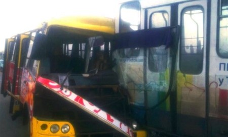 В Киеве столкнулись троллейбус, такси и маршрутка